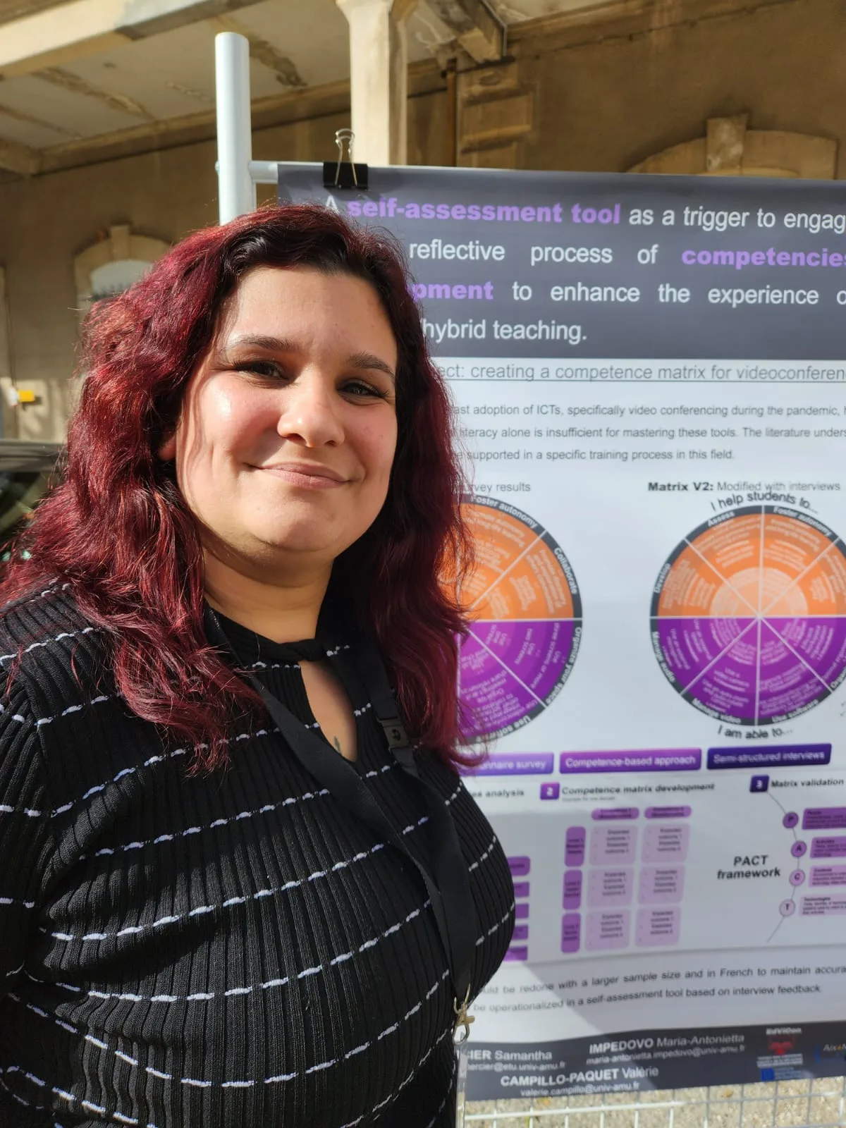 Samantha Pichetto, ingénieur pédagogique numérique et fondatrice de The Learning Theory, debout devant une affiche de présentation sur l'apprentissage hybride lors d'un événement professionnel.
